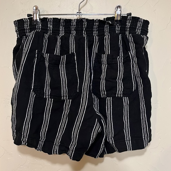 Black and White Striped Linen Shorts - Picture 2 of 4